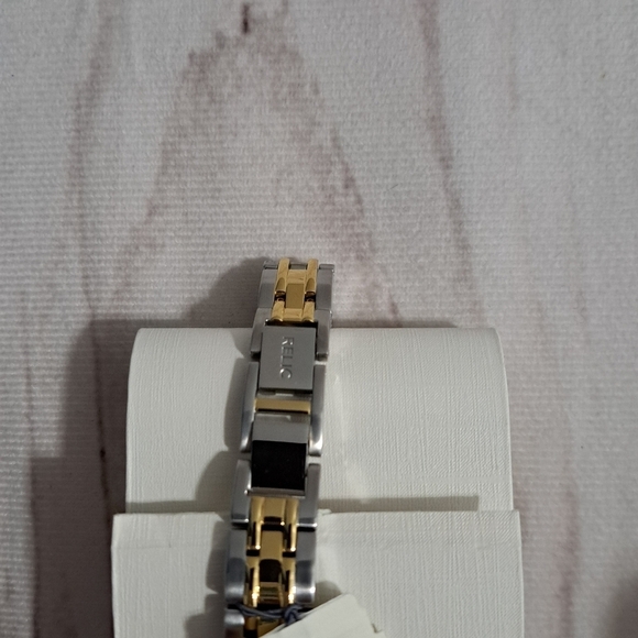 RELIC Watch Two Tone Clear Stones Needs a battery - Picture 6 of 10